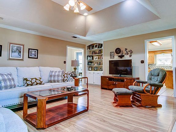 2nd image of 207 Larkspur Ln