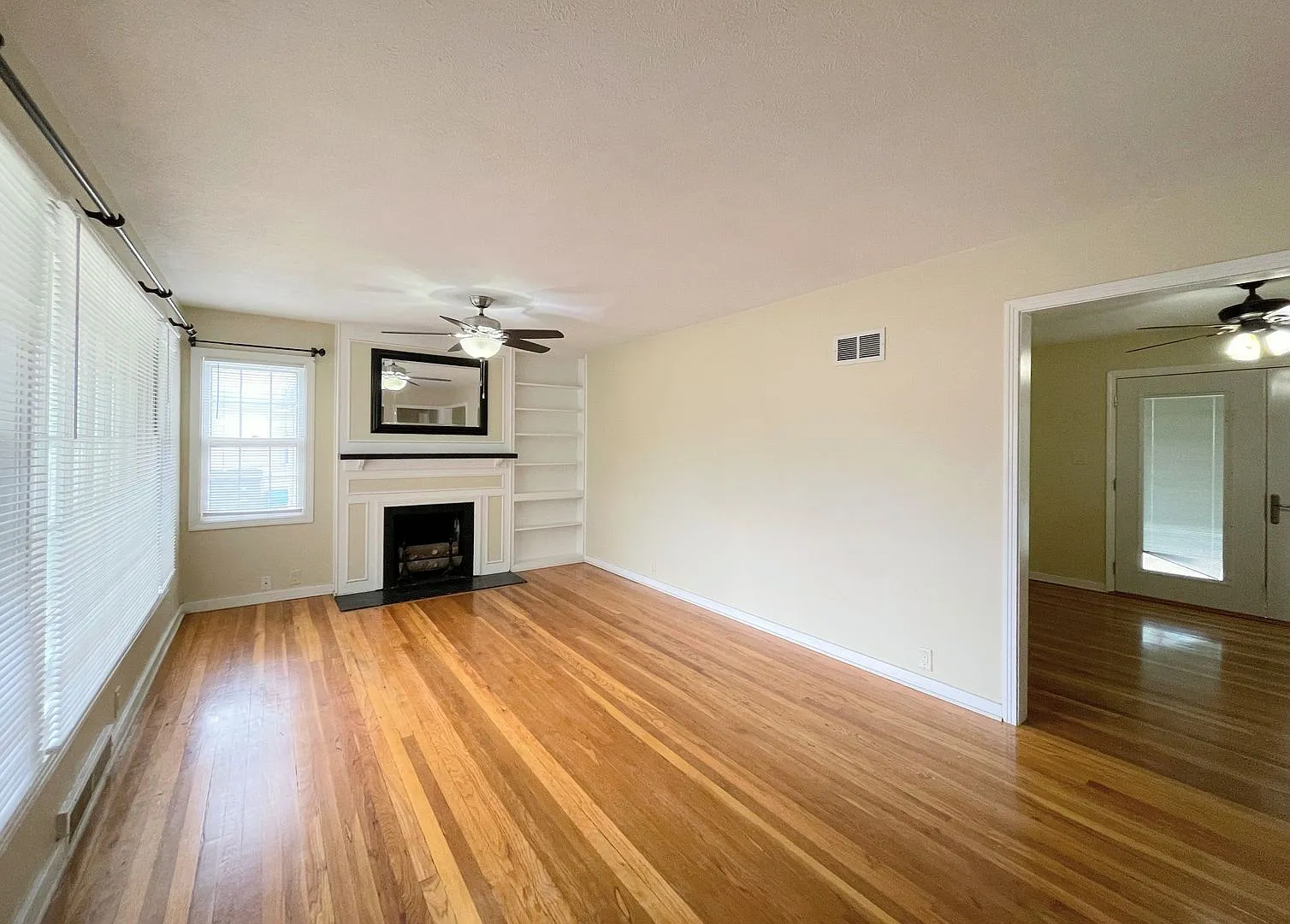 Cozy 2 bed 1.5 bath home — Photo 2