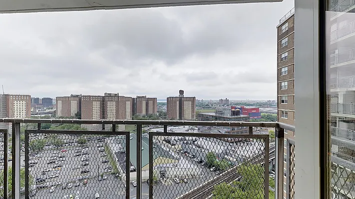 Sold by Thomas Lipovetsky, LREB | media 15