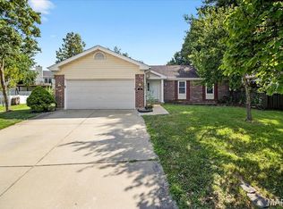 14 Walnut Hill Ct, Saint Charles, MO
