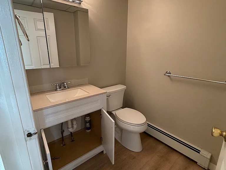 1st floor 1/2 bath