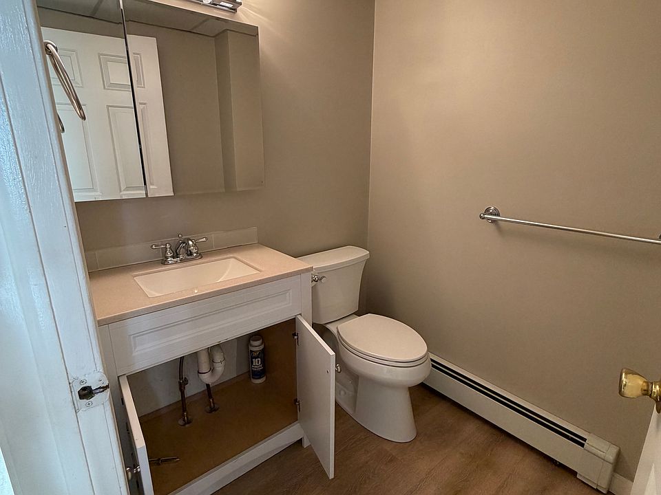 1st floor 1/2 bath