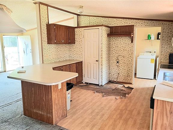 4th image of 495 Carrie Ln