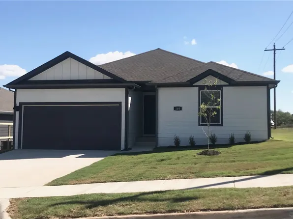 100 NW Pinwheel St, Gentry, AR 72734