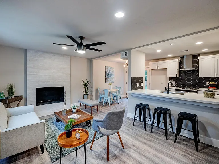 5001 Cottonwood Cir #B — Photo 3