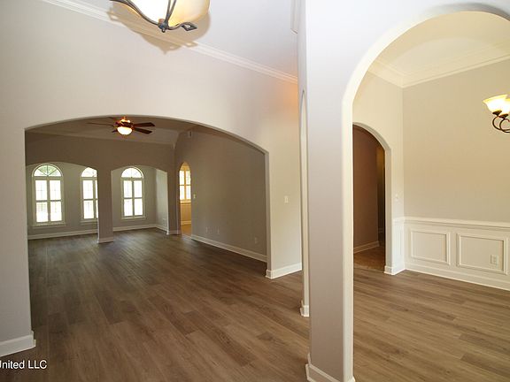 4th image of 1344 Heritage Cir N