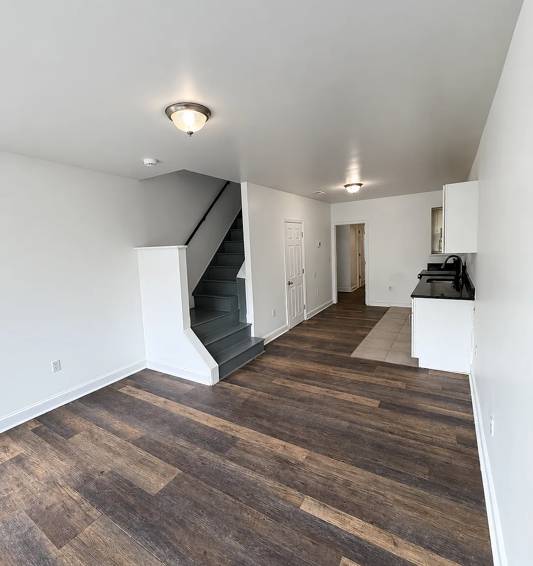4 bed, 1.5 bath, 920 sqft, $2,100 — Photo 1