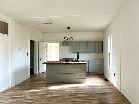 2nd image of 686 W Noel Ave