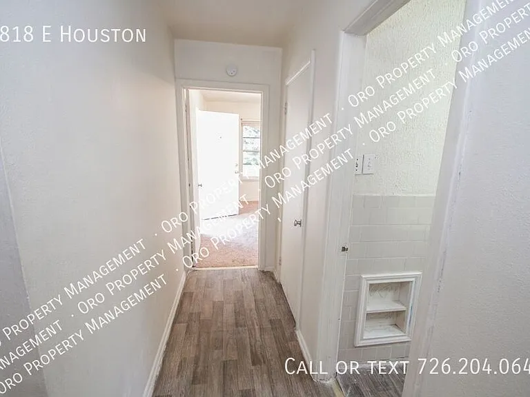2818 E Houston St — Photo 11
