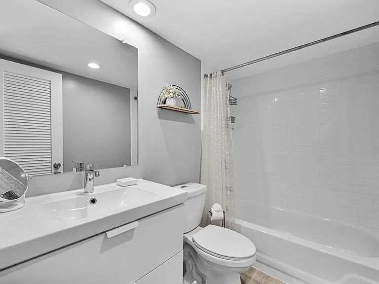 400 SE 10th St #303 — Photo 14