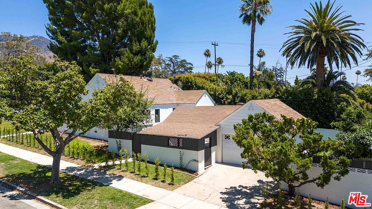 3 bed, 2.0 bath, 1574 sqft, $6,300 — Photo 3