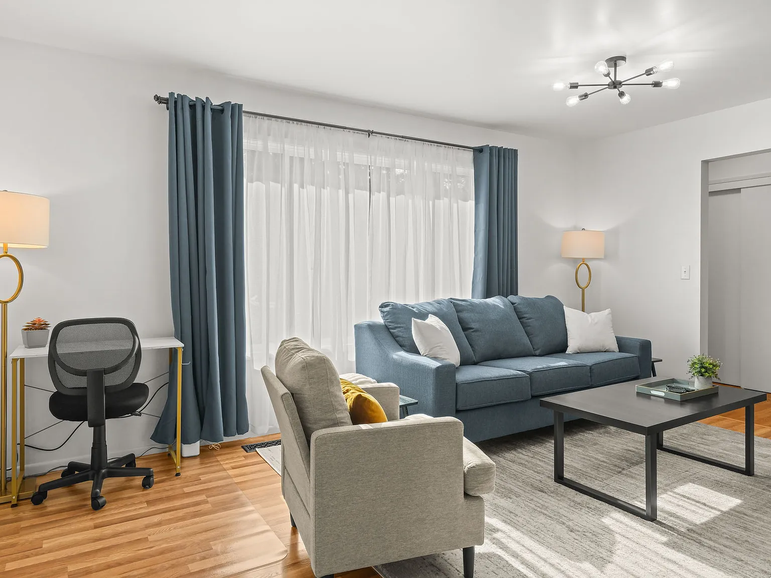 2 bed, 900 sqft, $4,200 — Photo 3