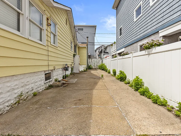 43 Virginia Ave — Photo 20