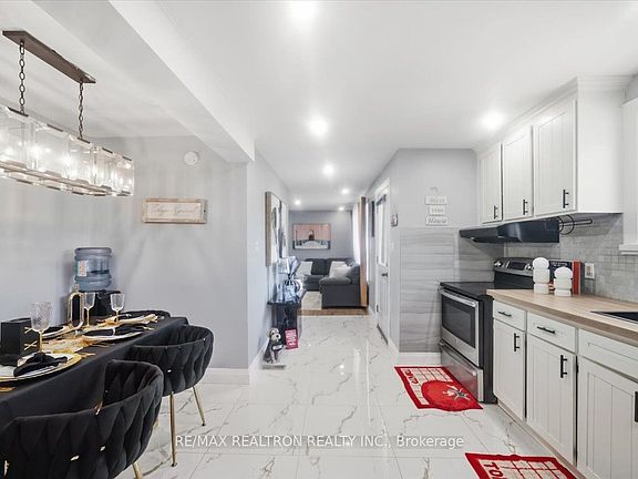 5th image of 25 Simcoe St