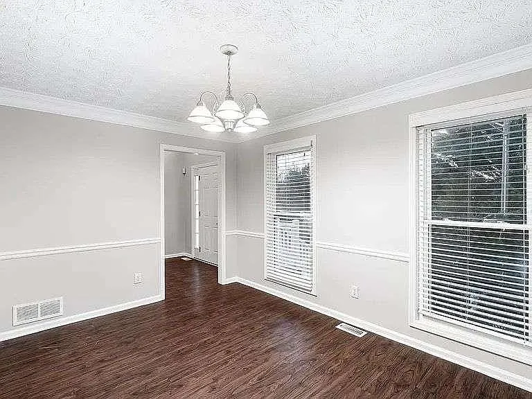 2247 June Ct SW — Photo 2