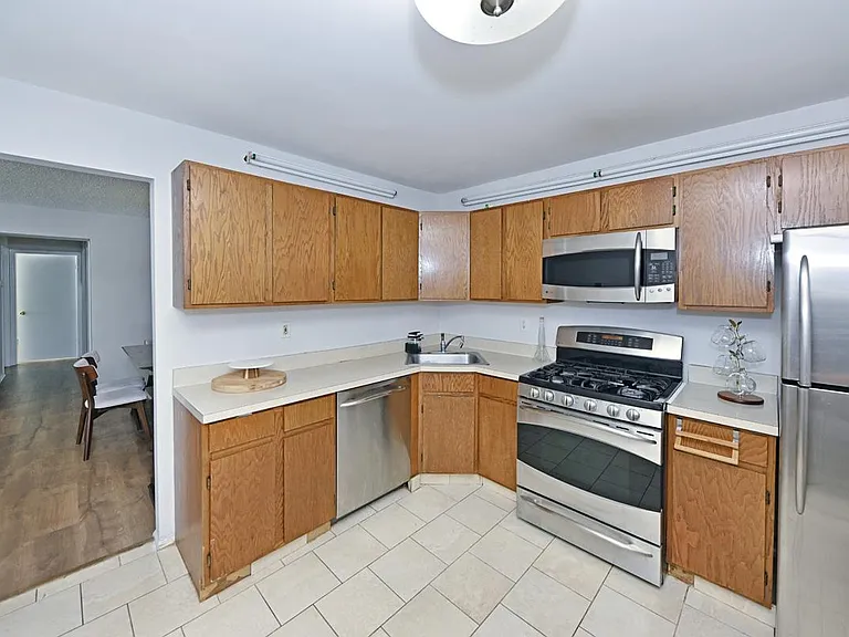 250 Larch Ln #250 — Photo 11
