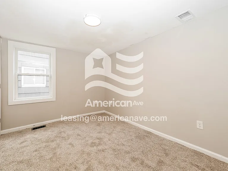 185747_009_main_bedroom_9.jpg