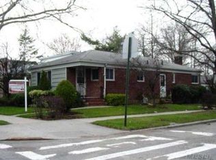 24497 61st Ave, Douglaston, NY 11362