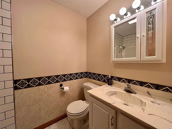 4th image of 643 Woodlawn St