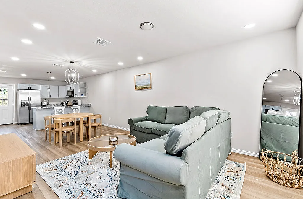 2 bed, 1178 sqft, $2,300 — Photo 3