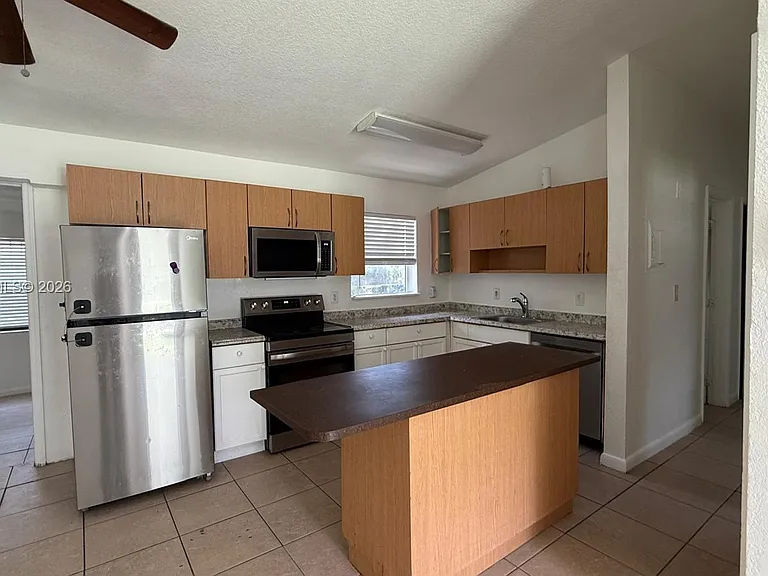 1525 NW 18th Ct — Photo 16