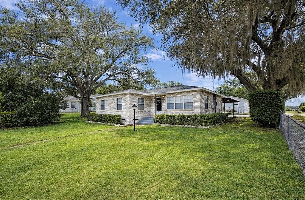 3 bed, 2.0 bath, 1220 sqft, $1,900 — Photo 2
