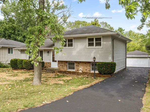 1214 Burr St, Lake In The Hills, IL 60156