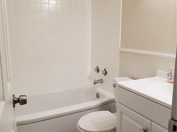 3rd image of 2435 Oakwood Dr