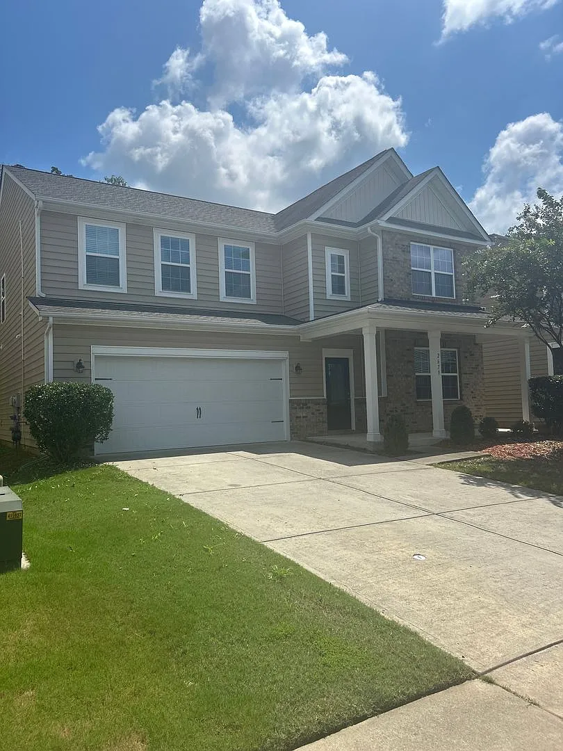 Welcome to this move-in ready, spacious home in Lawson! — Photo 2