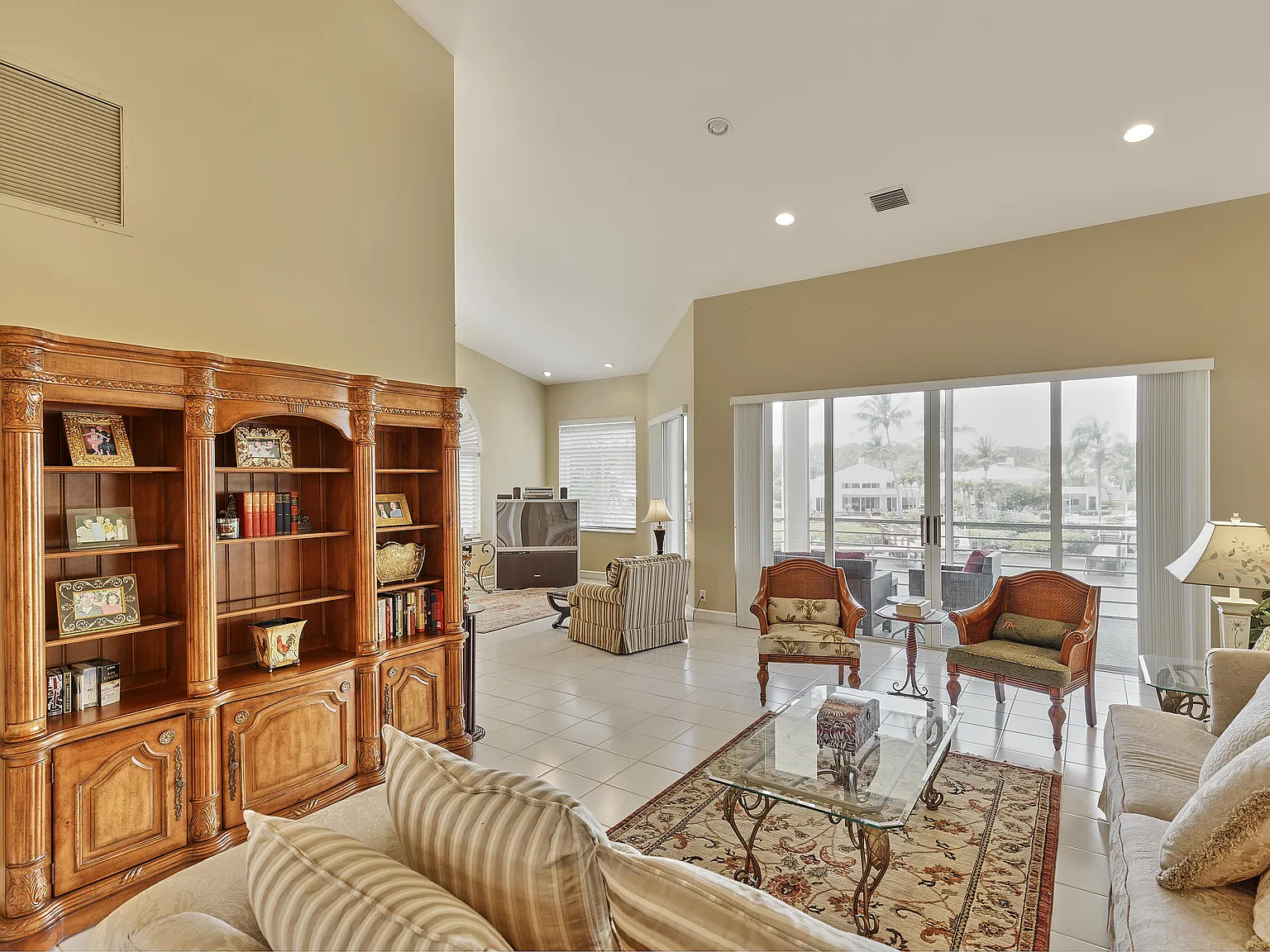 2 bed, 2.0 bath, 1952 sqft, $12,000 — Photo 3