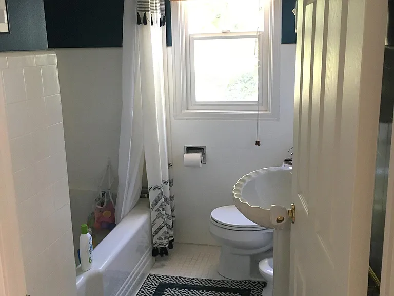 Upstairs main bathroom