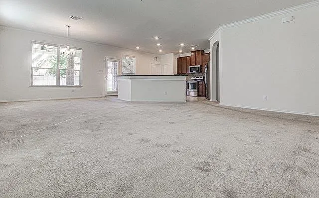 3 bed, 2.0 bath, 1932 sqft, $2,190 — Photo 3