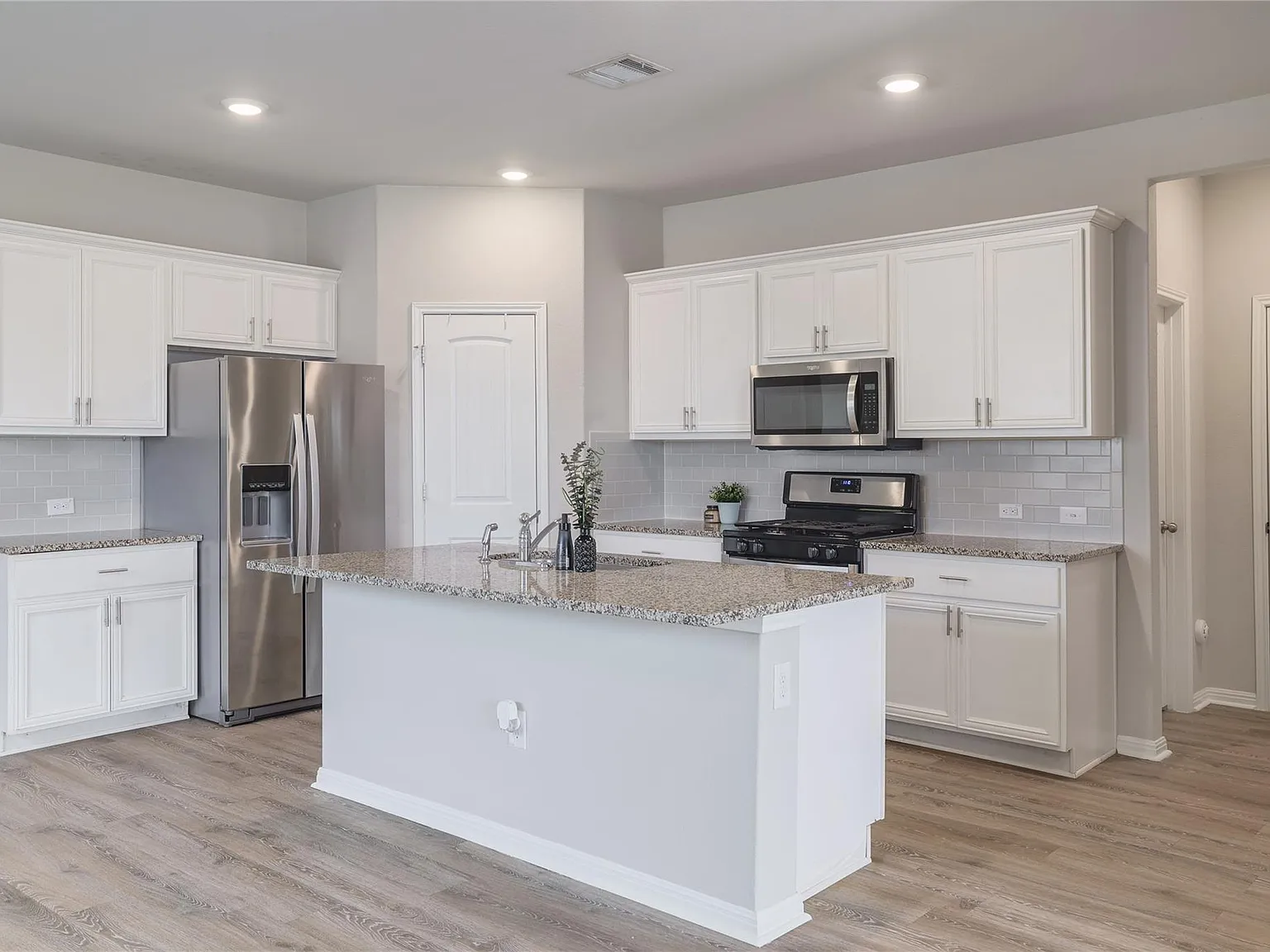 5 bed, 3.0 bath, 2624 sqft, $2,600 — Photo 3