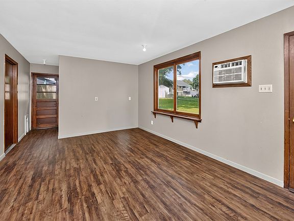 2nd image of 903 Elm Ave