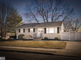 8 Roslyn Rd, Hamilton, NJ 08610