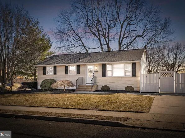 8 Roslyn Rd, Hamilton, NJ 08610