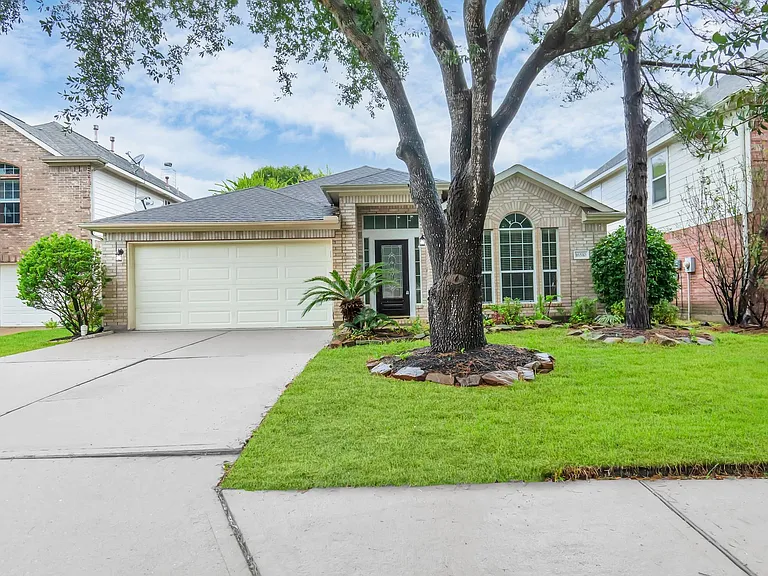 16510 Bluff Springs Dr — Photo 37