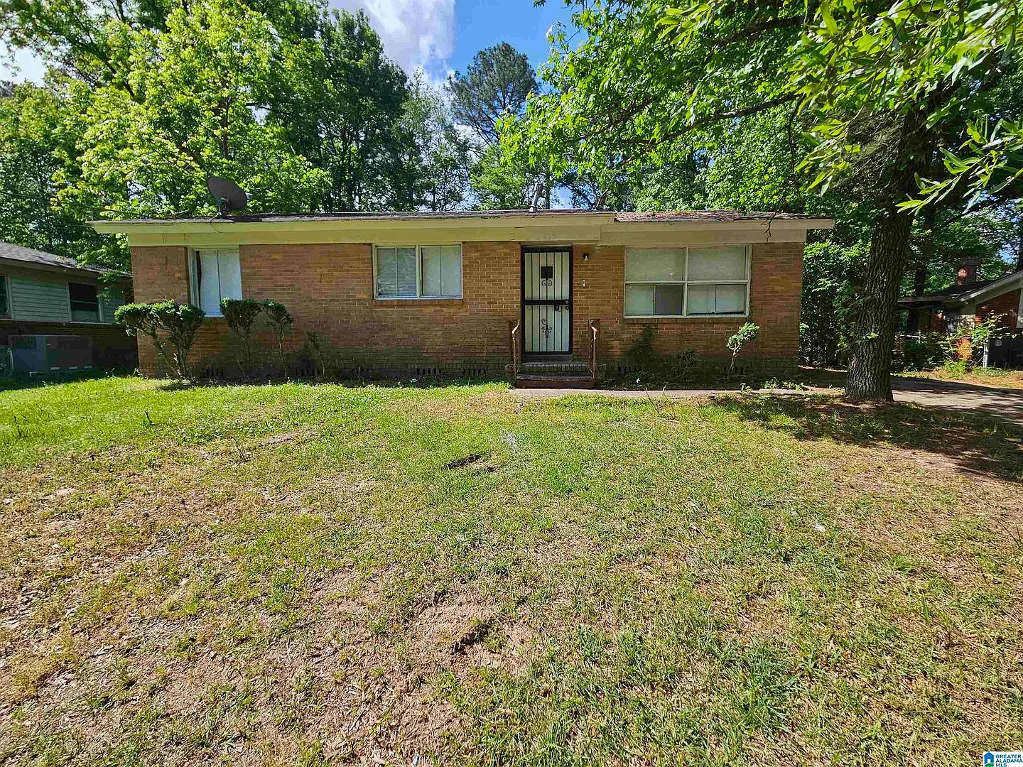 Charming 3 Bedroom Home with Spacious Yard - Your Dream Living Space Awaits! — Photo 1