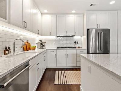 900 S 1st St #403, Austin, TX, 78704