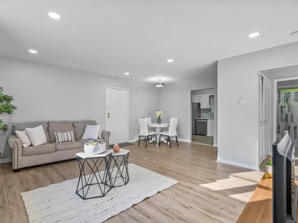 75 Colebrook Court #F, Branford, CT 06405