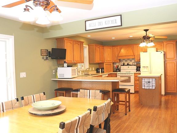 3rd image of 6 Yaphank Rd