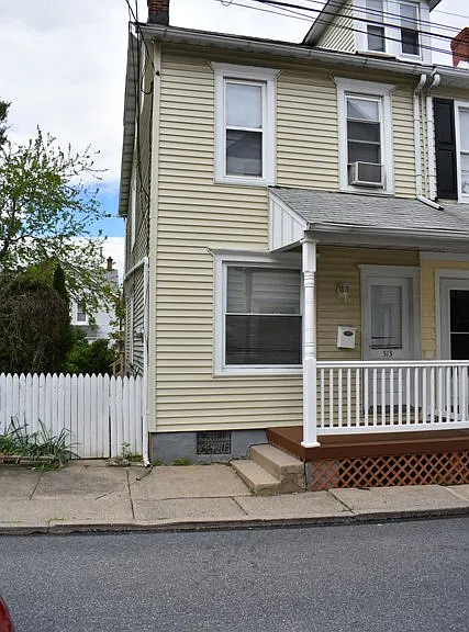 513 Hanover St — Photo 1