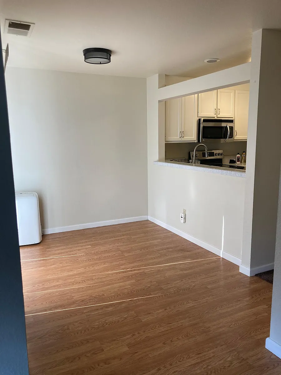 Building Photo - 901 Russell Ave #206