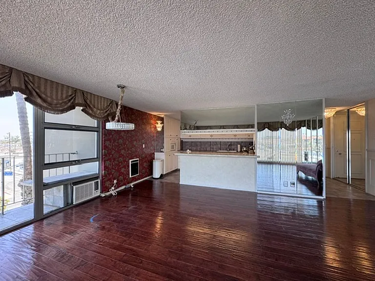 5400 The Toledo #410 — Photo 2