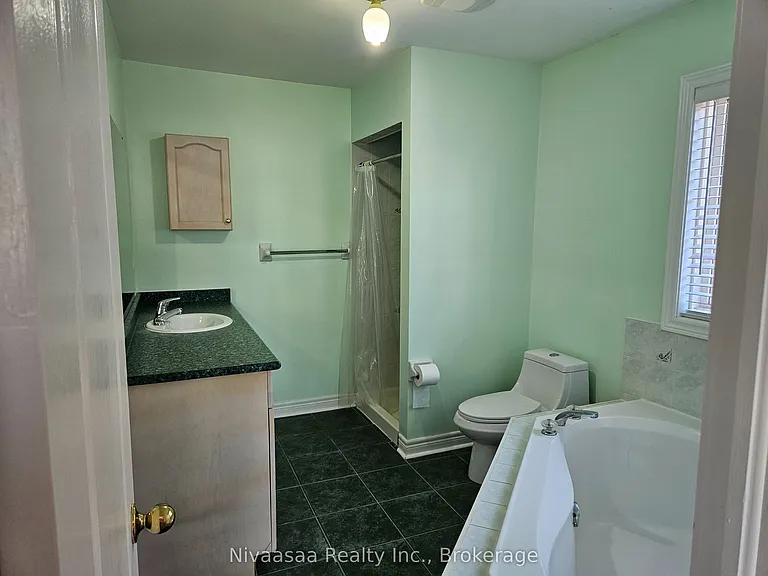 926 Ledbury Cres — Photo 16