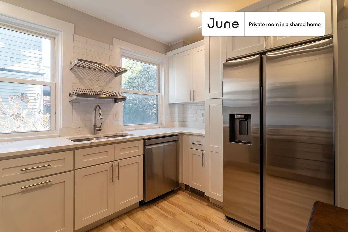 Queen bedroom in 5 bed/2 bath home in Brookline #1799 A — Photo 4