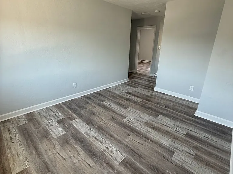 1350 N Chestnut St — Photo 2
