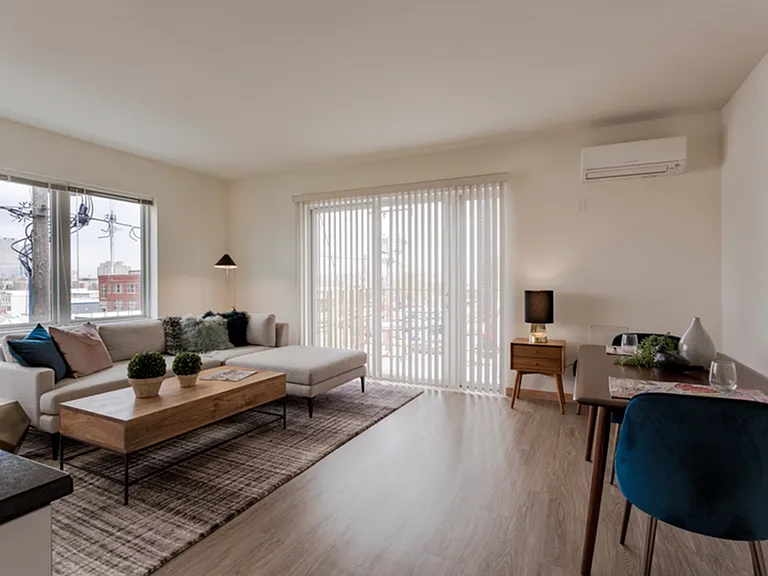 1 Bed / 1 Bath - 652 SF - Dining & Living Room