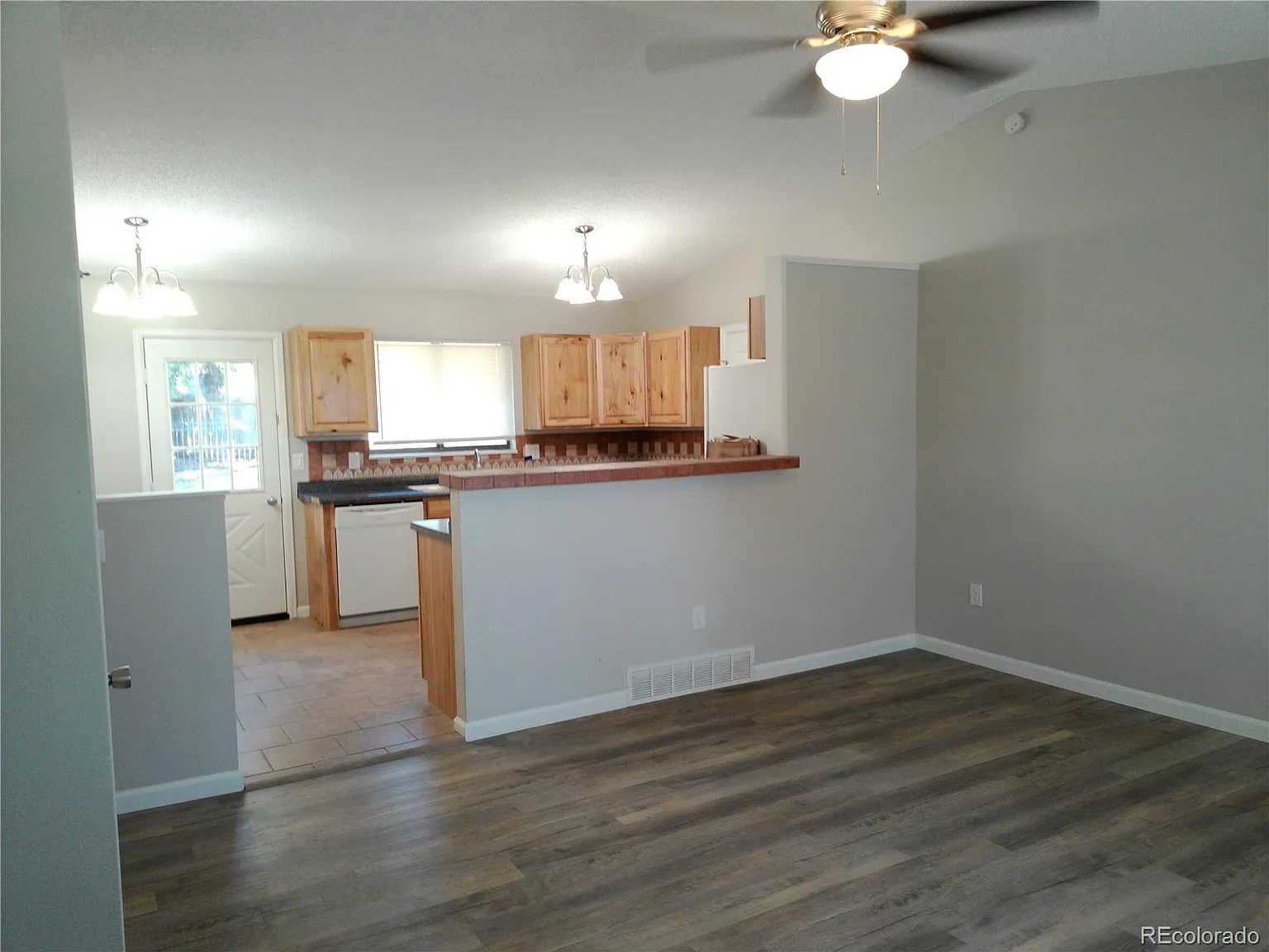 4 bed, 2.0 bath, 2427 sqft, $2,250 — Photo 4