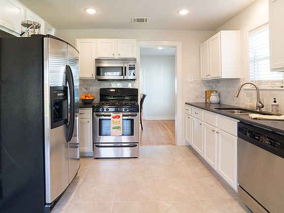 Kitchen
						:
						Plenty of storage